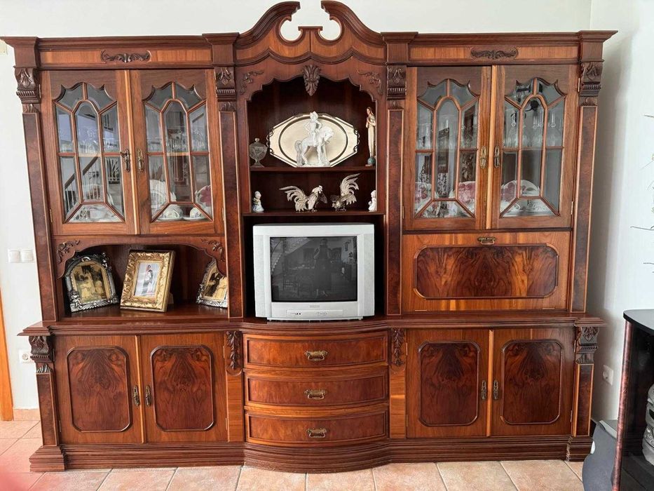 Móvel de Sala de Jantar em nogueira maciça