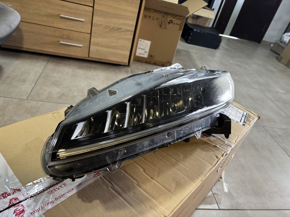 Ліва фара Honda MNV з дефектом