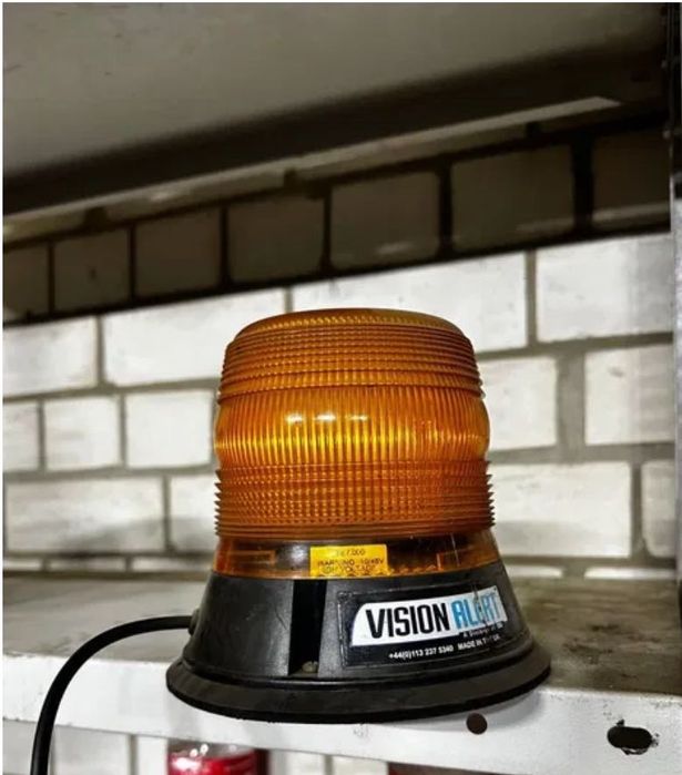 Жовта миготіння на магніті