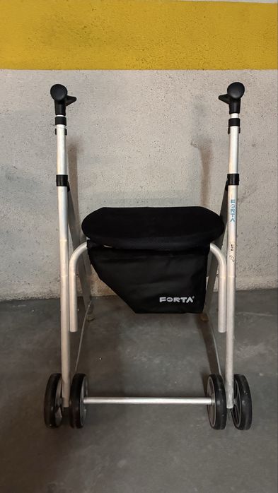 Andarilho com rodas  e bolsa