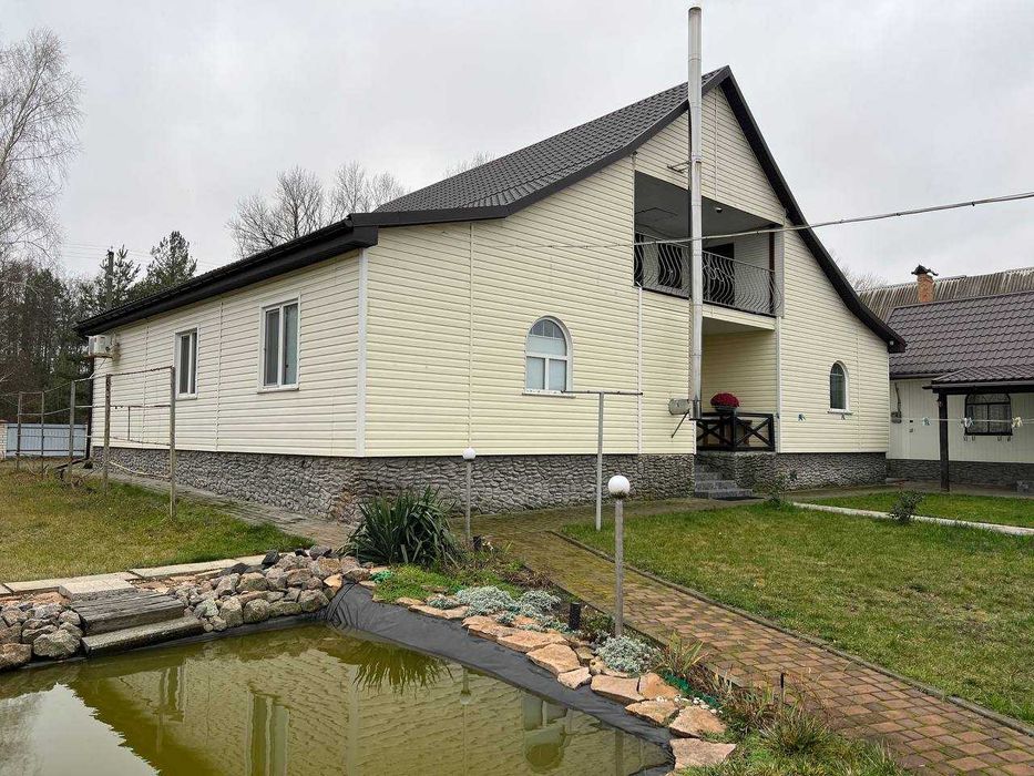 Продається просторий житловий будинок з земельною ділянкою 0,43 га