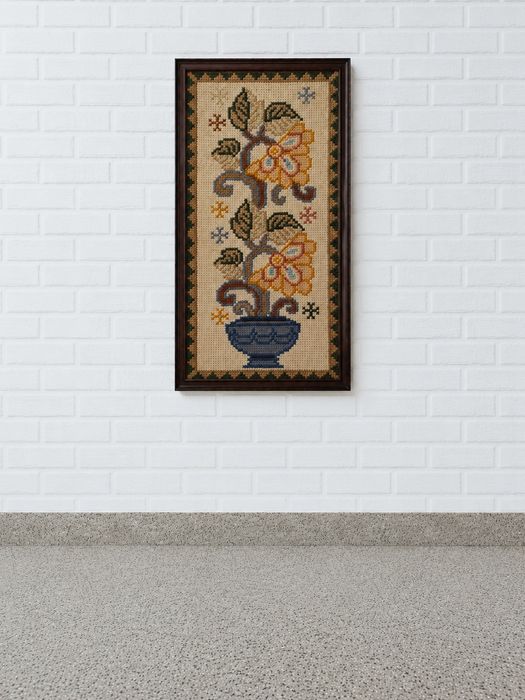 Quadro de arraiolos com moldura em madeira