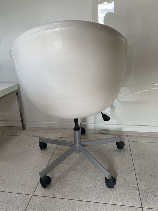 fotel Ikea z nowo obitym siedzeniem z materiału imitującego skórę
