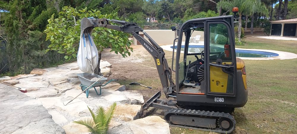 Serviços de trator/giratória - Limpeza de terrenos, jardins