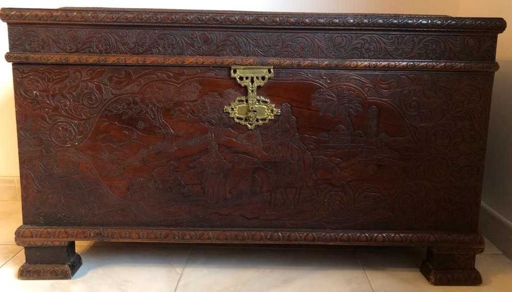 Arca antiga de madeira trabalhada