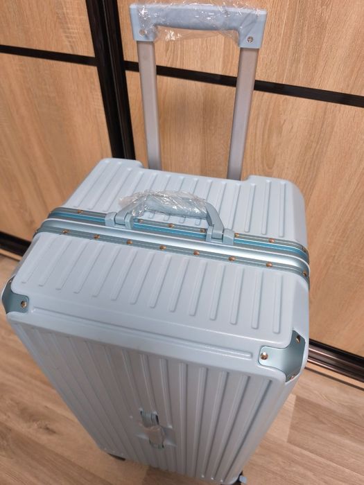 Валіза великого розміру Л з гарного пластику на подвійних колесах