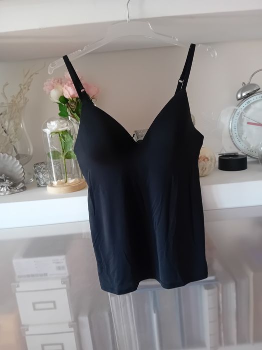 Bezszwowa bluzka z wbudowanym stanikiem modelujący top