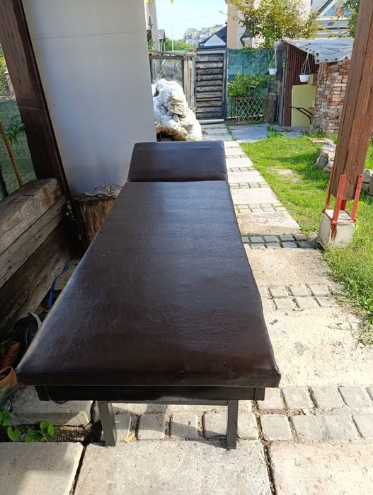 Масажна шкіряна кушетка