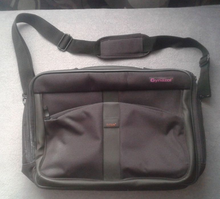 Torba czarna: laptop, tablet, dokumenty. Biznesowa teczka na ramię.
