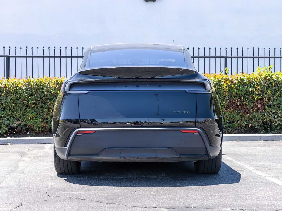 Tesla Model Y Long Range      2026
