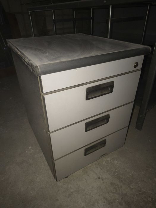 Практична офісна тумба