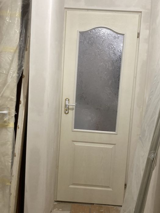 Двері міжкімнатні з коробкою , замками та ручками