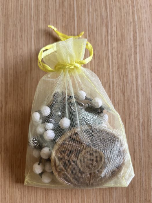 Colar SERENIDADE nude/castanho com medalhão