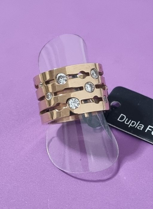 Anel em rose gold, em aço, cheio de brilhantes. T17