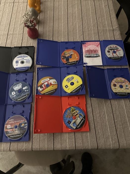 Playstation 2 com cabos e comandos