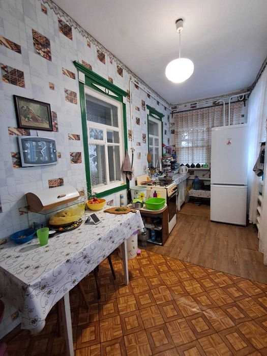 Продам 4-х комнатный дом, Земли 6  соток,  гараж. Победа-6