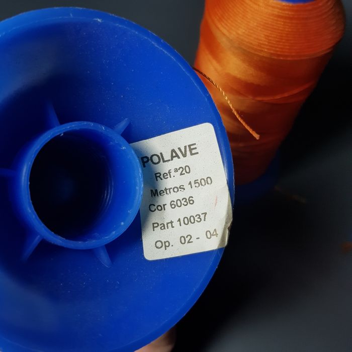 Linha de costura laranja