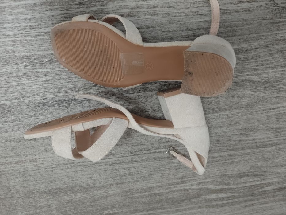 Sprzedam damskie buty rozmiar 36.