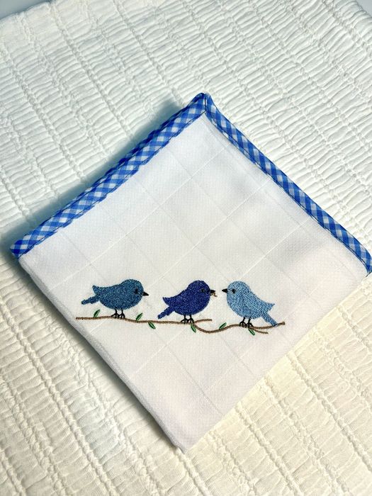 Fraldas bordadas com bainha simples