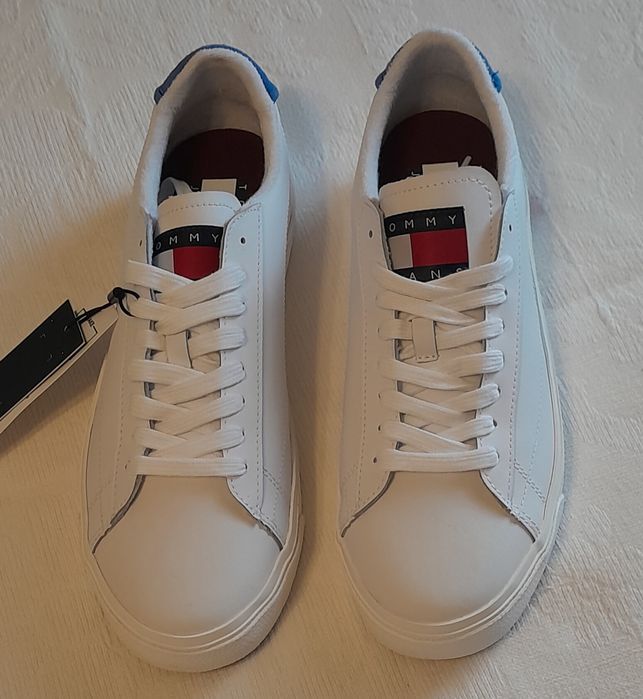 Tênis brancos da Tommy Jeans