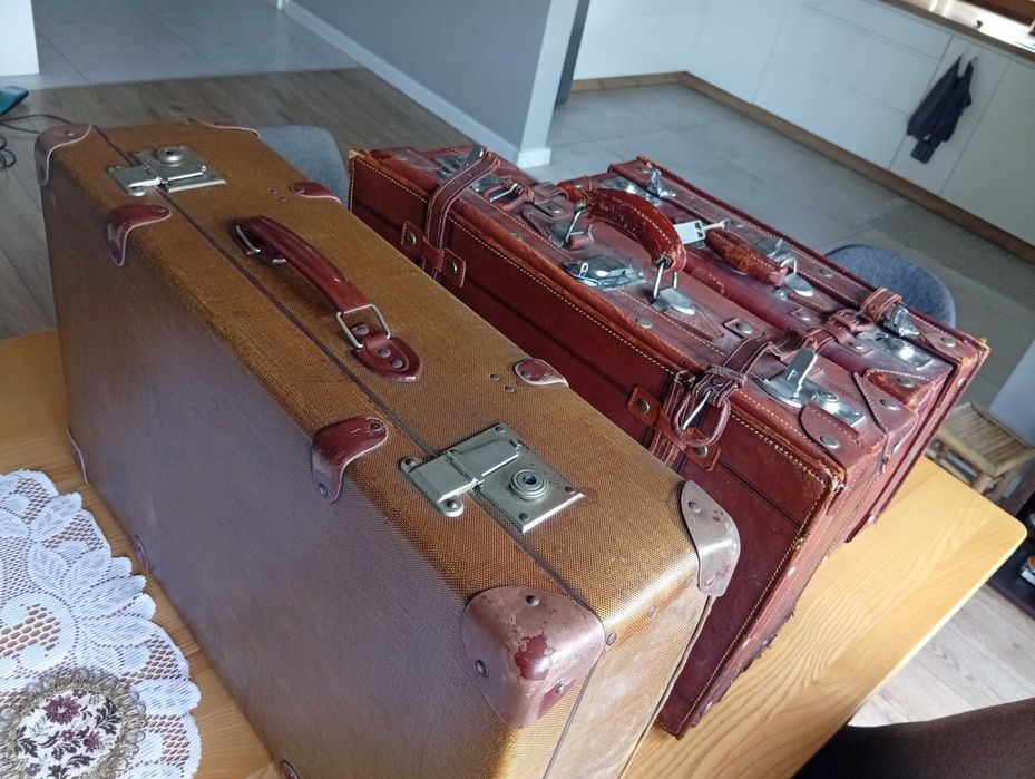 Stół drewniany i 6 krzeseł.Trzy walizki vintage z minionej epoki