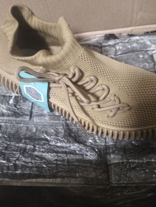 Нові жіночі кросівки