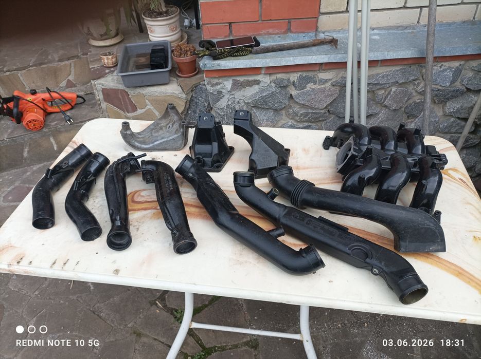 Запчасти Ауди А8, А6. Патрубки, воздуховоды кронштейны подушек, корпуса воздушного фильтра