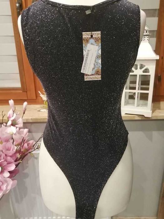 Body połyskujące drobinki super do stylizacji na Sylwestra Boohoo 40