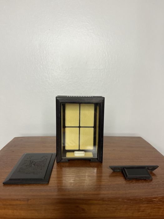 Gaiola de Grilo em Caixa com Segredo