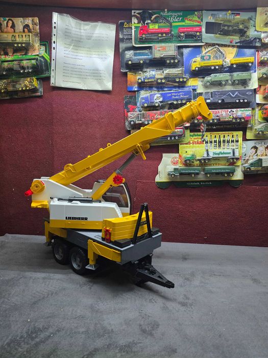 Bruder dźwig Liebherr na przyczepie do traktorów