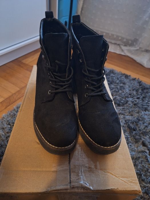 Zamszowe buty na klocku