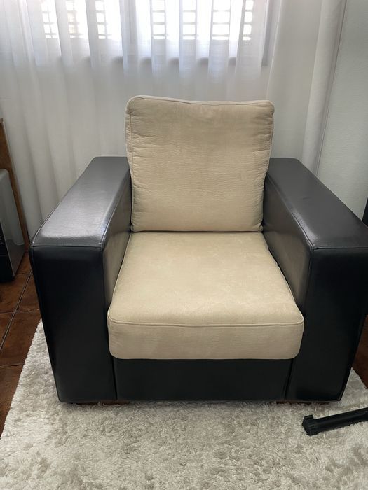 Sofá individual beje e preto