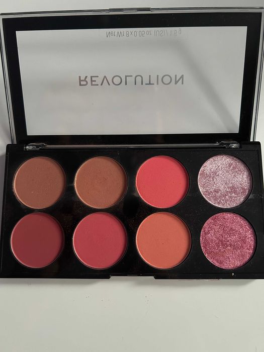 Paleta róży Makeup Revolution+ GRATIS pędzel