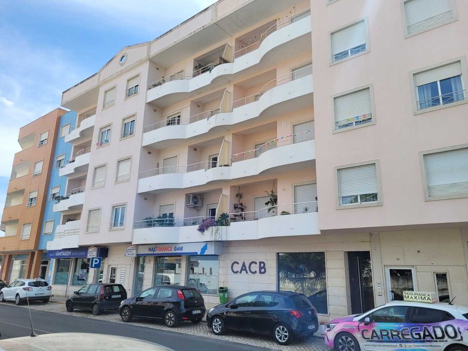 Parqueamento/garagem ,carregado