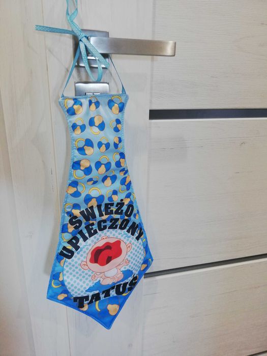 Nowy krawat świeżo upieczony tatuś