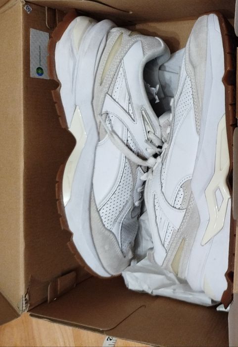 Продам шкіряні кросівки для жінок