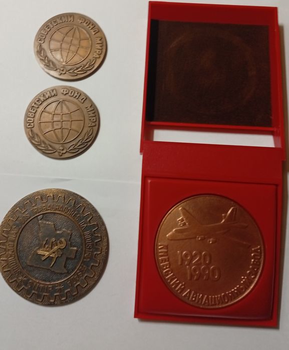 Медали СССР + одна иностранная медаль.