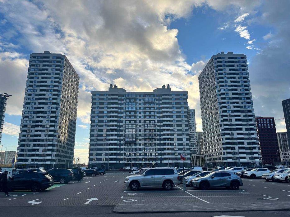 Продаж комерції. Кутовий фасад 69м на Олеся/Ретровіль ЖК Варшавський 3