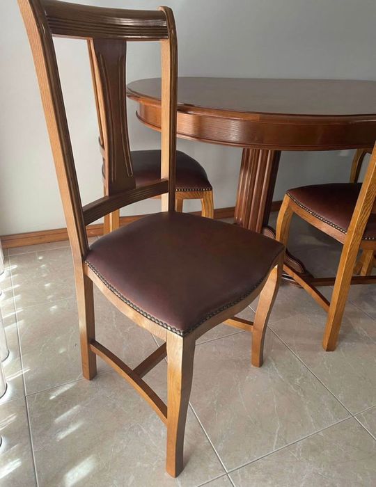 Conjunto de Jantar Atemporal –  Madeira maciça trabalhada e Couro