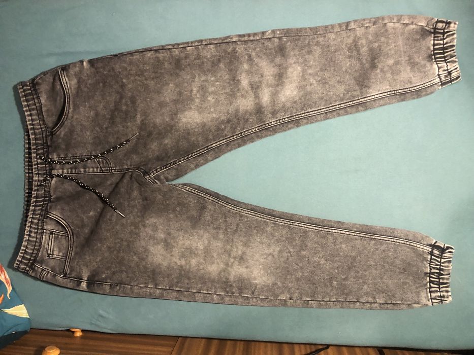 Luźne męskie spodnie typu jeans