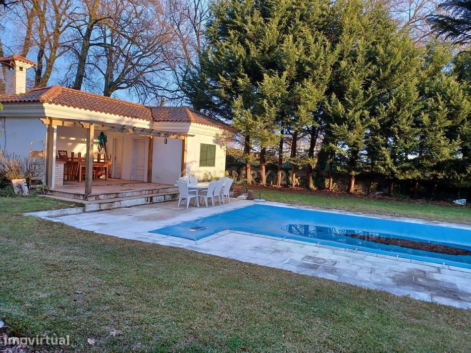 Moradia T5  com Piscina de Agua Salgada em Castro Daire