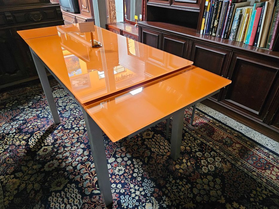 Conjunto de mesa em metal tampo em vidro e dois