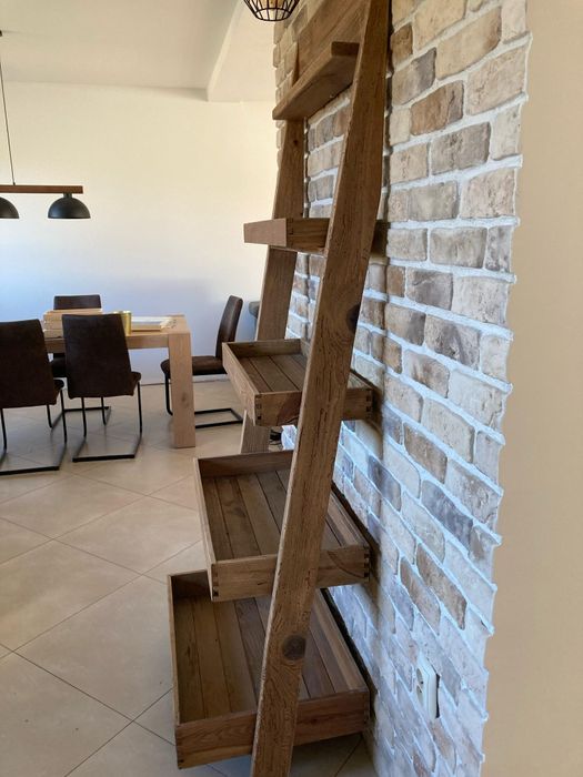 Drabina, regał, drewno.