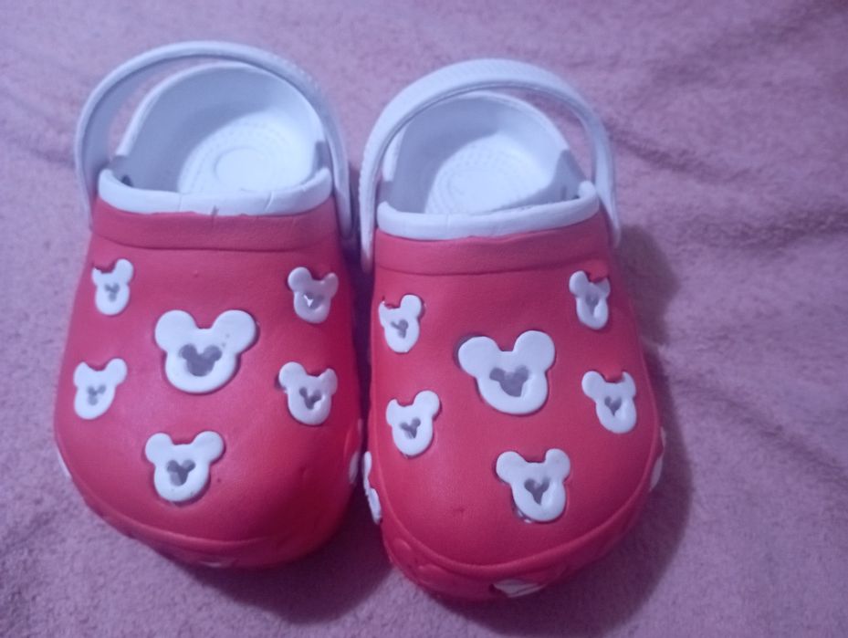 Sandálias rosa e chinelos