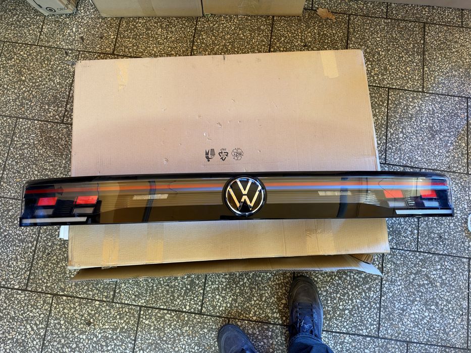 Lampa środkowa blenda klapy tyl VW Tiguan III 571 oryginał