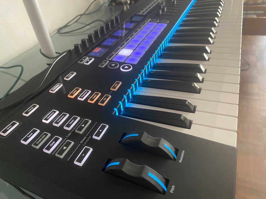 Novation 49SL MkIII — Teclado controlador MIDI com sequenciador