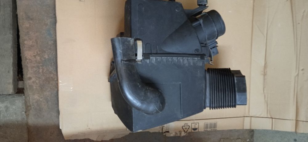 Obudowa filtra powietrza Audi A6 c6 2.0 TDI czujnik masy