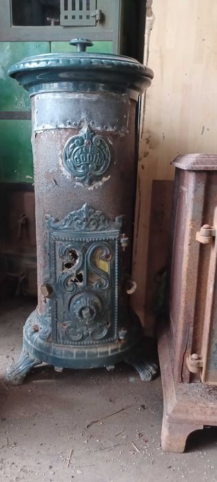 Fogão a lenha antigo com defeitos.