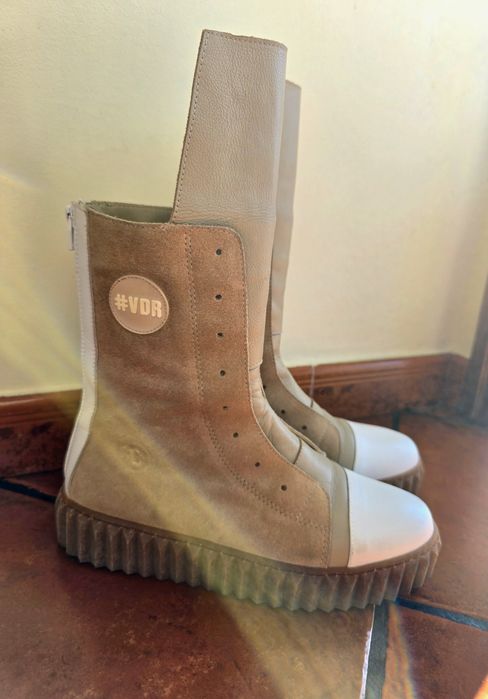 Botas de cano em pele genuina