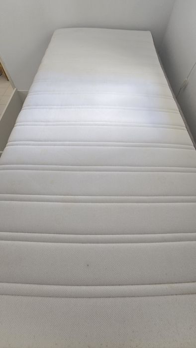 Cama individual com arrumação + colchão – 150 €